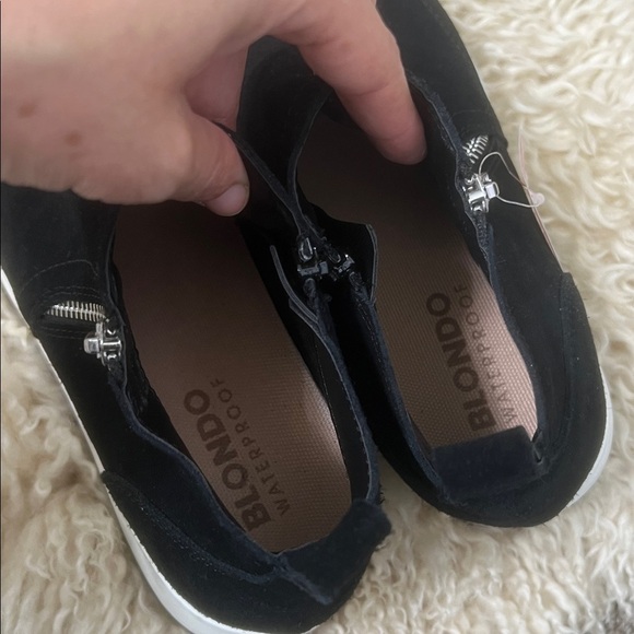 Blondo Ellorie Women's Waterproof Wedge Sneaker - Picture 6 of 7